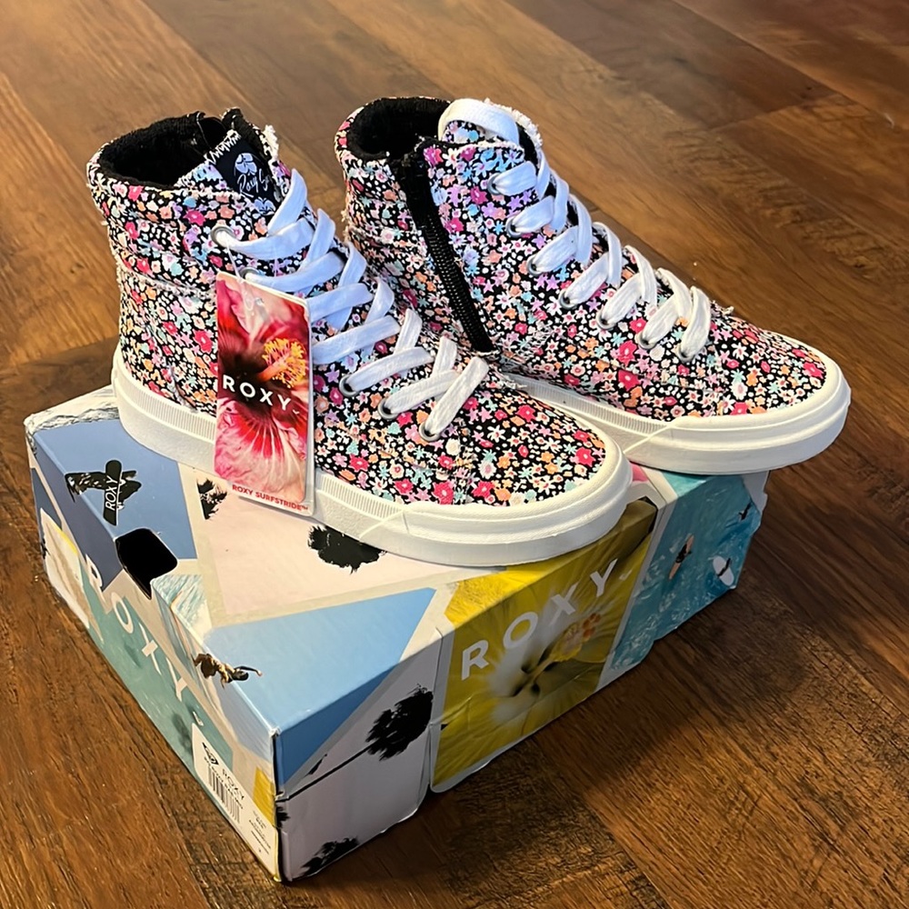 NWT Little girl Roxy sneakers